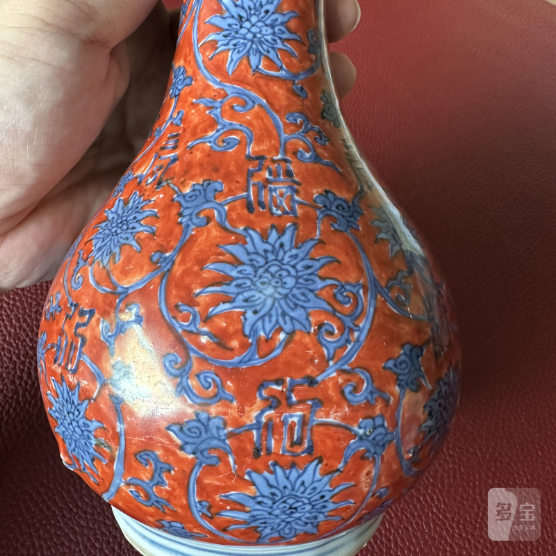 明嘉靖 矾红地青花缠枝莲纹长颈瓶 - 图5